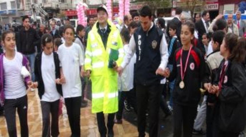 Polis, halaya katılarak &ouml;ğrencilerin sevincini paylaştı