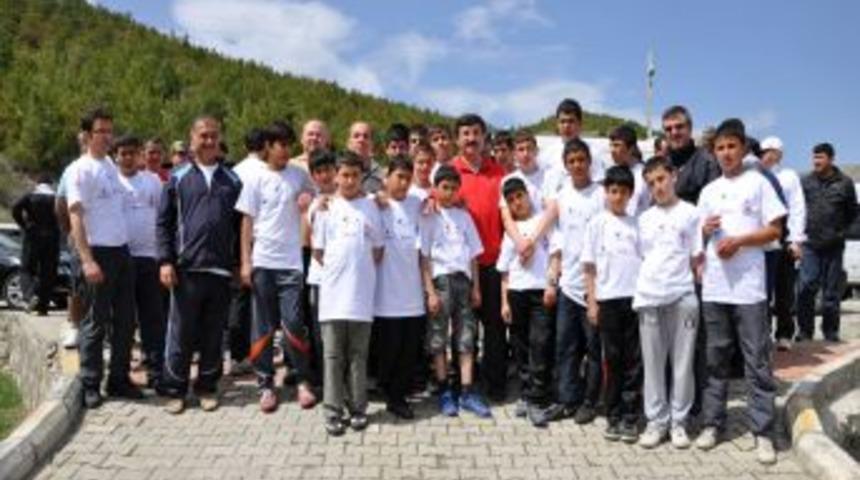 Vali &Ouml;z, Tugay&rsquo;da &Ccedil;ocuk Esirgeme Kurumu&rsquo;ndan gelen &ccedil;ocuklarla y&uuml;r&uuml;d&uuml;