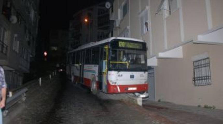 Kaza yapan otob&uuml;s mahalleyi ayağa kaldırdı