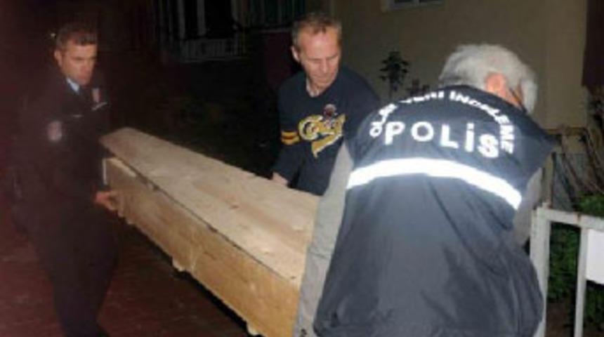 Oğlunu &ouml;ld&uuml;rd&uuml;, eşini yaralayıp intihar etti