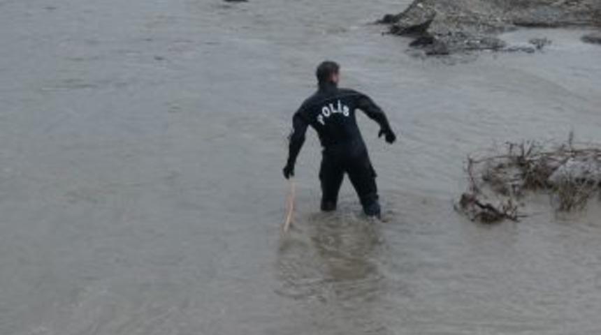 Helikopter, aramayı suya yakın mesafeden yapıyor