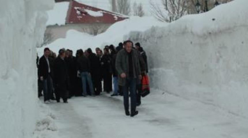 Bitlis'te kar kalınlığının 12 metreyi bulduğu alanlar var