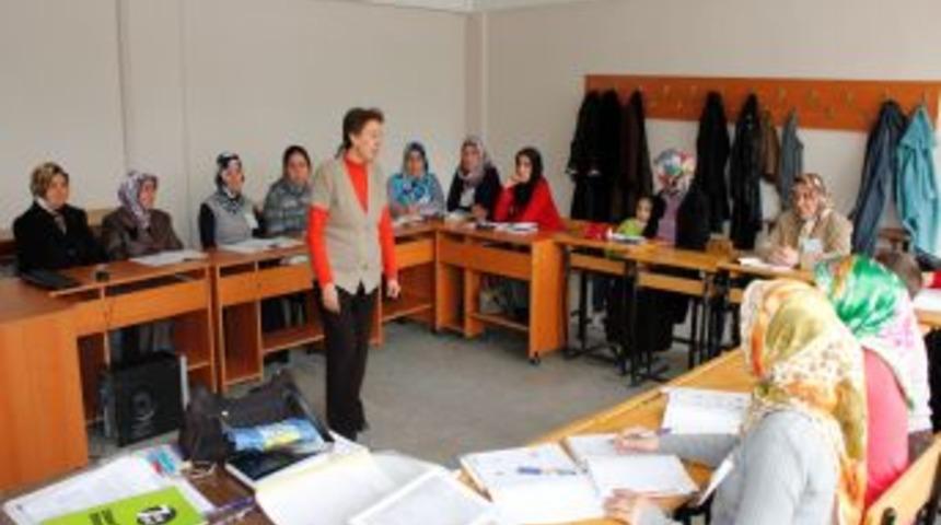 &Ouml;ğrencilerle birlikte veliler de ders g&ouml;r&uuml;yor