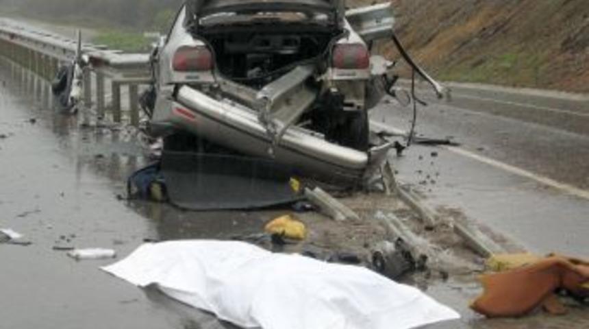 Bariyerlere &ccedil;arpan otomobilin s&uuml;r&uuml;c&uuml;s&uuml; &ouml;ld&uuml;