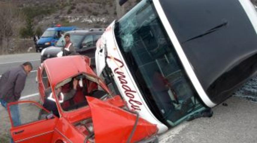 Otob&uuml;se &ccedil;arpan otomobildeki iki kişi yaralandı