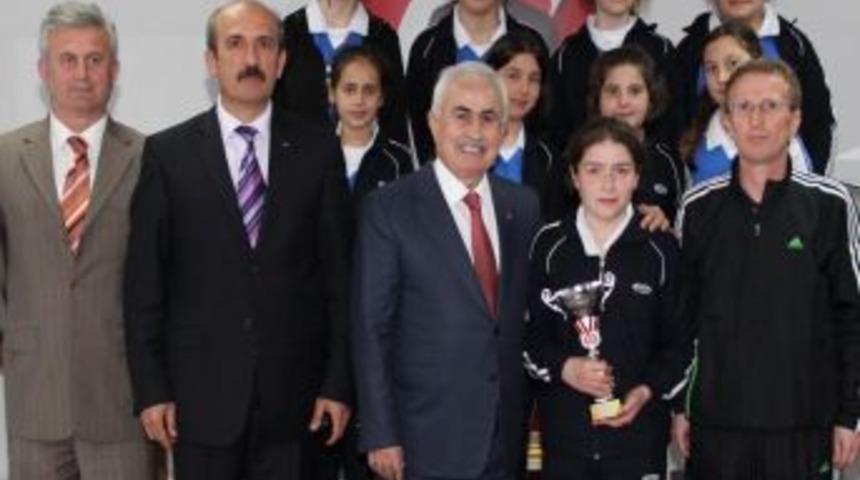 Şehit H&uuml;seyin Tahmaz İlk&ouml;ğretim Okulu Voleybol Takımı, Vali Şahin'i ziyaret etti