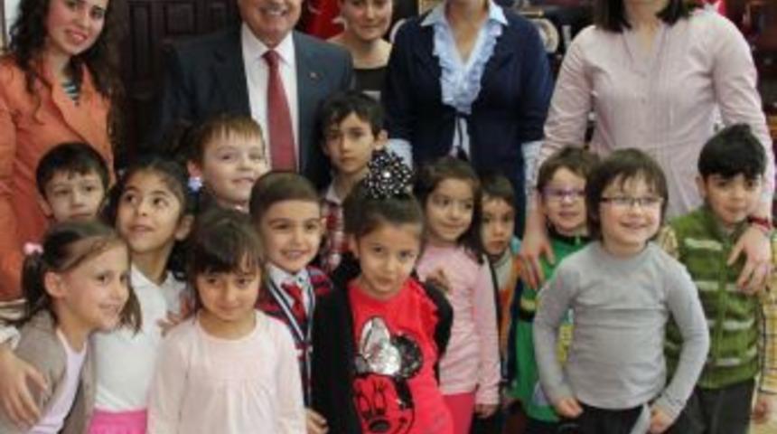 Anaokulu &ouml;ğrencileri. Vali Şahin'i ziyaret etti
