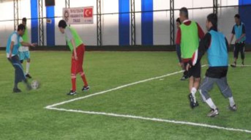 Gazeteciler ve polisler bu kez sahada ter d&ouml;kt&uuml;