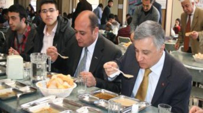 &Uuml;niversiteli &ouml;ğrencilere &Ccedil;anakkale askerinin men&uuml;s&uuml; dağıtıldı