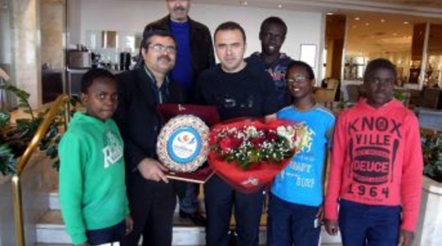 Kenyalı ve Ugandalı &ouml;ğrenciler Arif Erdem&rsquo;i ziyaret etti