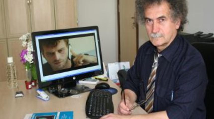 Dizideki cep telefonu tutuş şekline bilim adamlarından tepki