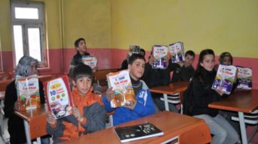 G&ouml;n&uuml;ll&uuml; &ouml;ğretmenler, maddi durumu iyi olmayan &ccedil;ocuklara ders veriyor