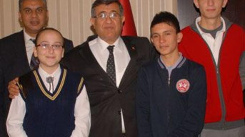 Başarılı &ouml;ğrencilere MP4 &ouml;d&uuml;l&uuml;