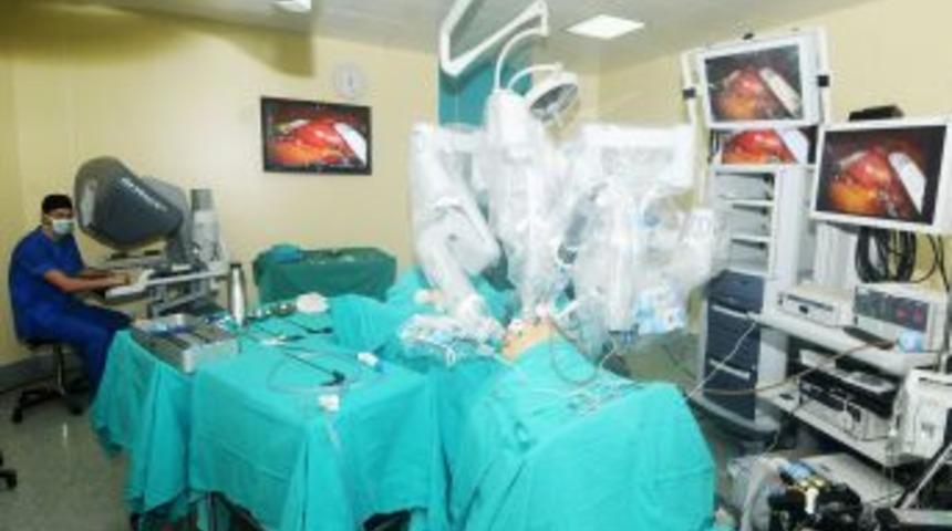 Ege &Uuml;niversitesi Hastanesi&rsquo;nde robotla ameliyat başladı