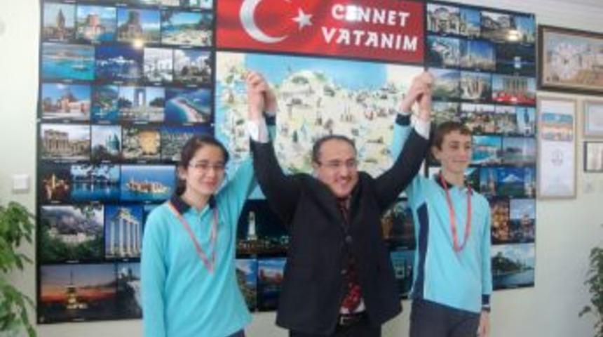 Bilge Koleji, başarlı &ouml;ğrencilerini altınla &ouml;d&uuml;llendirdi