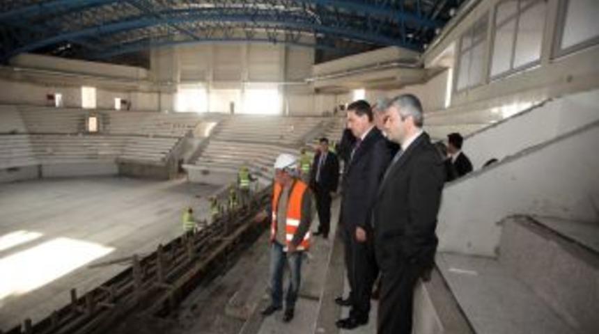 Bakan Erg&uuml;n, yapımı s&uuml;ren spor salonunu inceledi