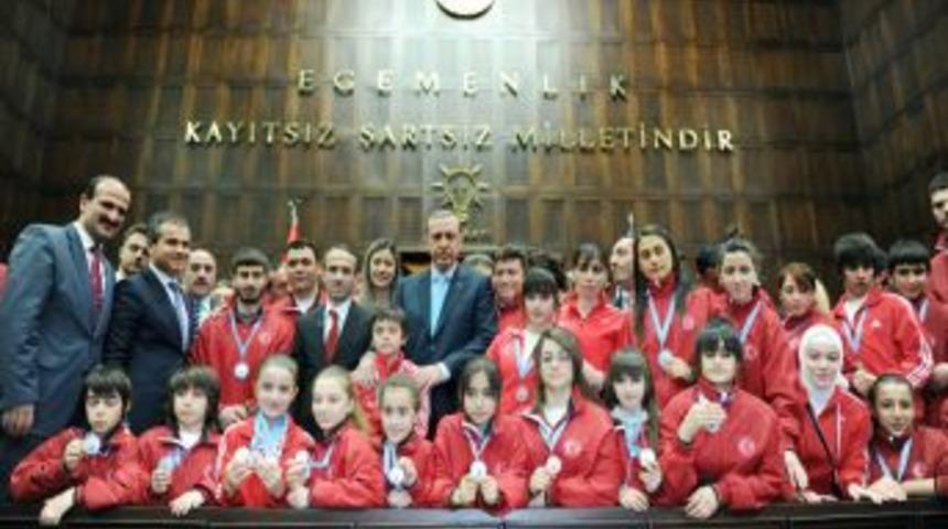 Avrupa&rsquo;da derece yapan sporcular coşkulu karşılama