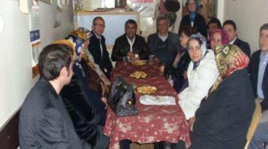 AK Partili Şeker, mahalle toplantısında h&uuml;k&uuml;metin icraatlarını anlattı