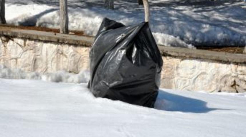 Bitlis'te soğuk havalarda fidanlar poşete girdi