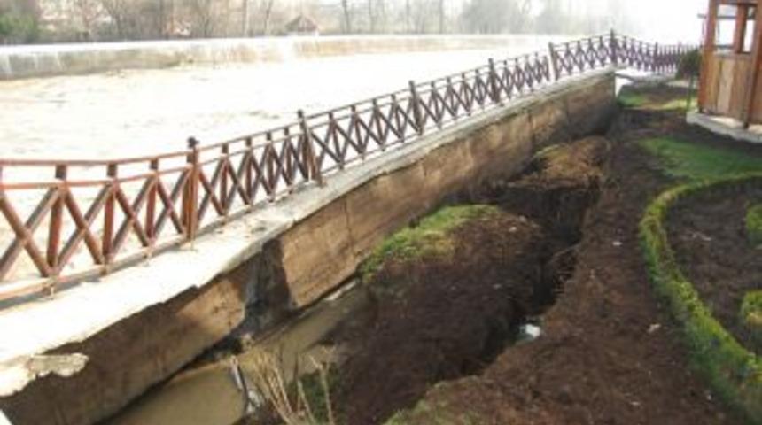 Azgın Sel Suları Nedeniyle Tarihi Taşk&ouml;pr&uuml; Trafiğe Kapatıldı