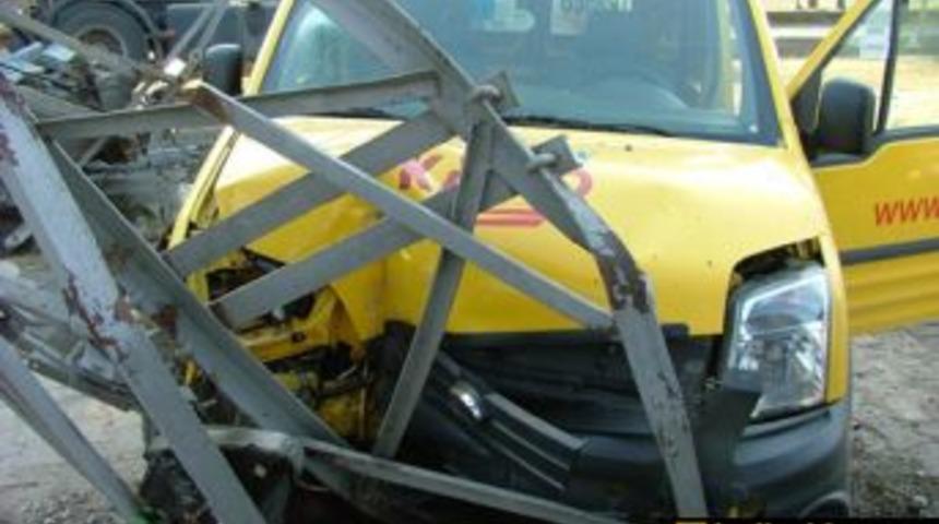 Ara&ccedil; &ccedil;arptı elektrik trafosu caddeye d&uuml;şt&uuml;