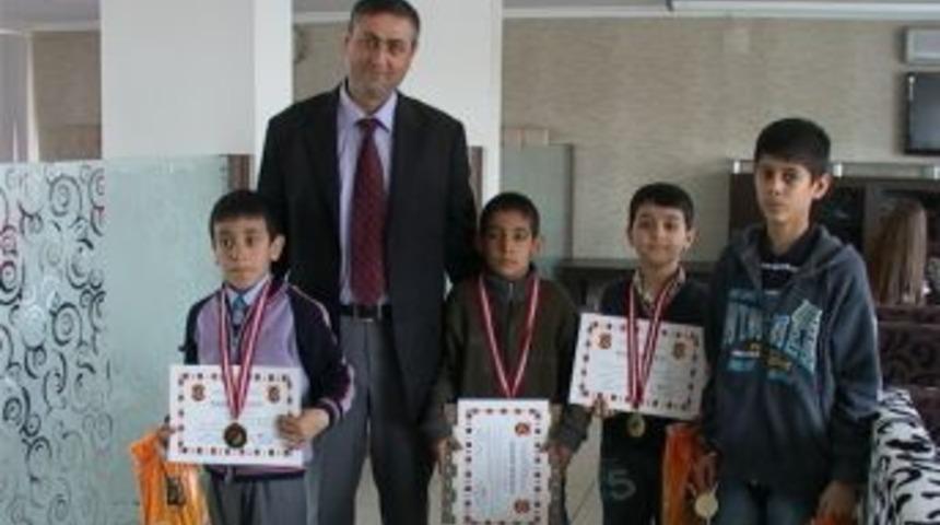 Satran&ccedil; Turnuvası'nda Dereceye Girenler &Ouml;d&uuml;llendirildi