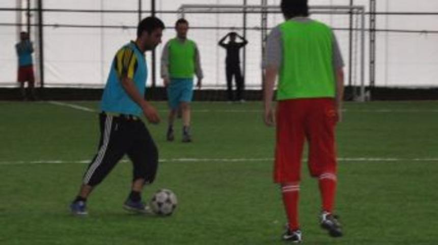 Gazeteciler Ve Polisler Bu Kez Sahada Ter D&ouml;kt&uuml;