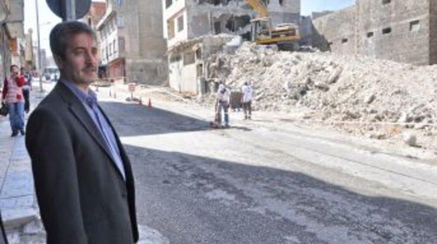 &Ouml;zdemirbey Caddesi'nde yıkım devam ediyor