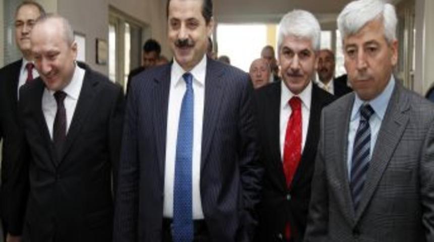 Bakan &Ccedil;elik Makam Aracını Bırakıp Hızlı Trenle Ankara'ya Gitti