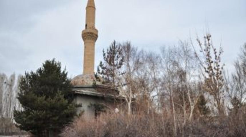 Harabeye d&ouml;nen cami, sahip &ccedil;ıkacak bir el bekliyor