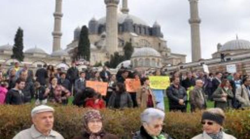 Selimiye i&ccedil;in insan zinciri oluşturuldu
