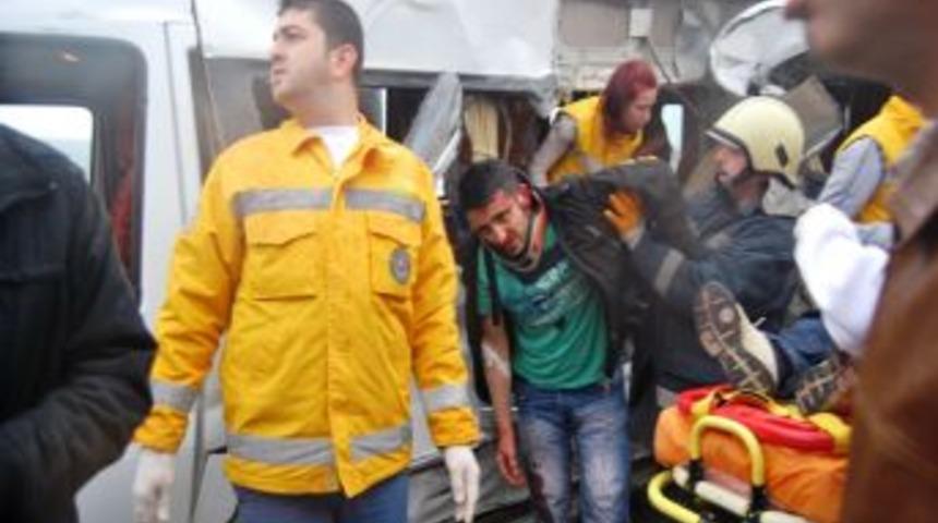 Kamyon servis minib&uuml;s&uuml;ne &ccedil;arptı 1 &ouml;l&uuml;, 8 yaralı