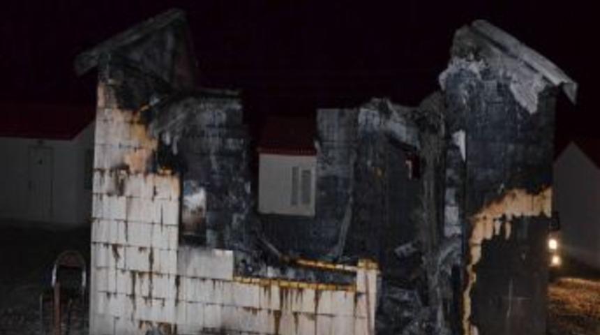 "yanmaz" Denilen Deprem Evi K&uuml;l Oldu