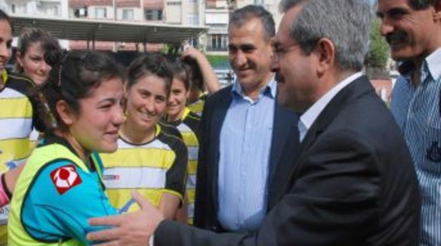 İlk atakta gol yiyen kaleci kızın g&ouml;zyaşlarını milletvekili sildi