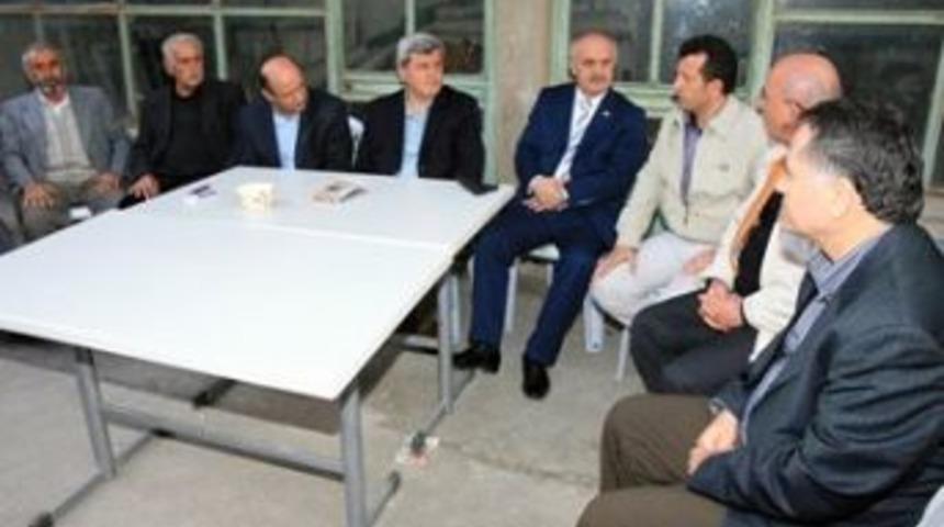 Şehit ailesine taziye ziyareti