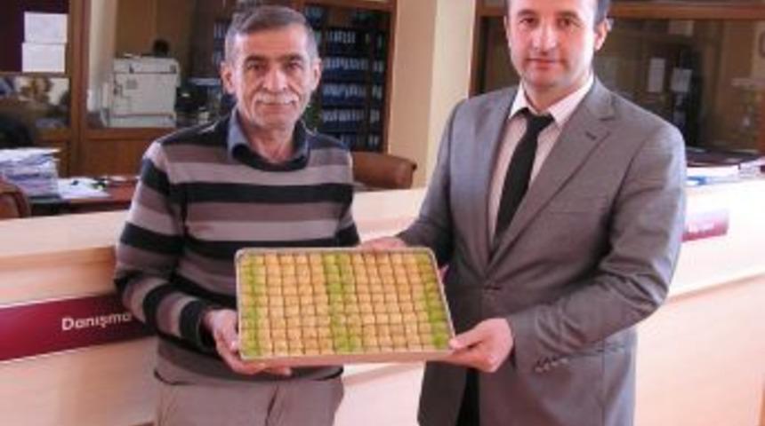 Beyannamesini İlk Getiren Dernek Başkanına Bir Tepsi Baklava