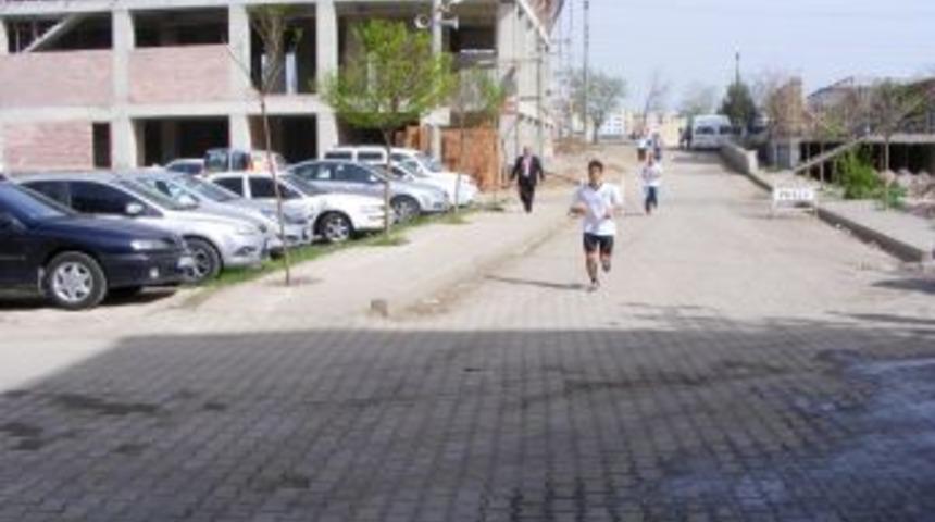 Lise &ouml;ğrencileri Polis Haftası'nda yarıştı