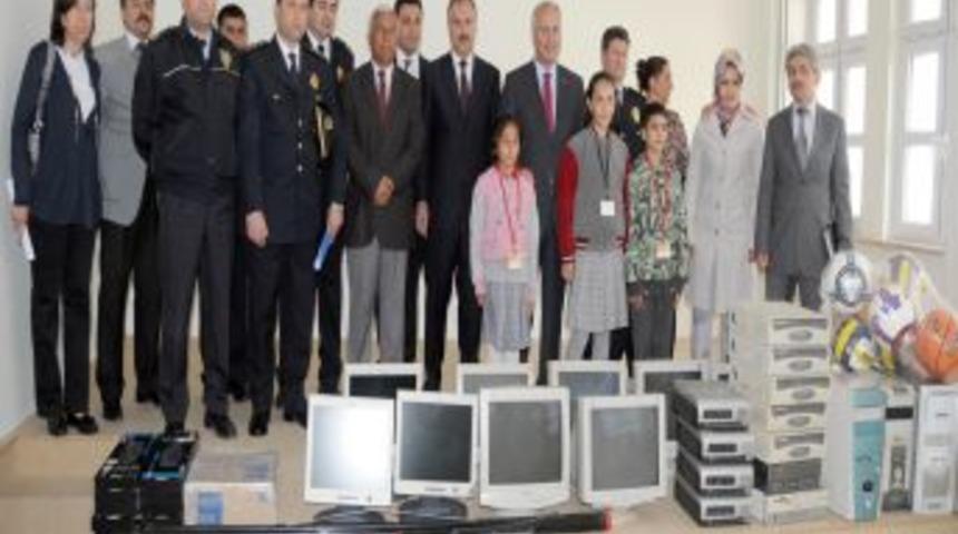 Manisa Emniyet M&uuml;d&uuml;rl&uuml;ğ&uuml;, iki okula 20 bilgisayar temin etti