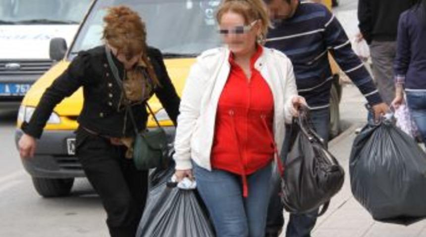 Yurda ka&ccedil;ak yollarla giren iki kadın g&ouml;zaltına alındı