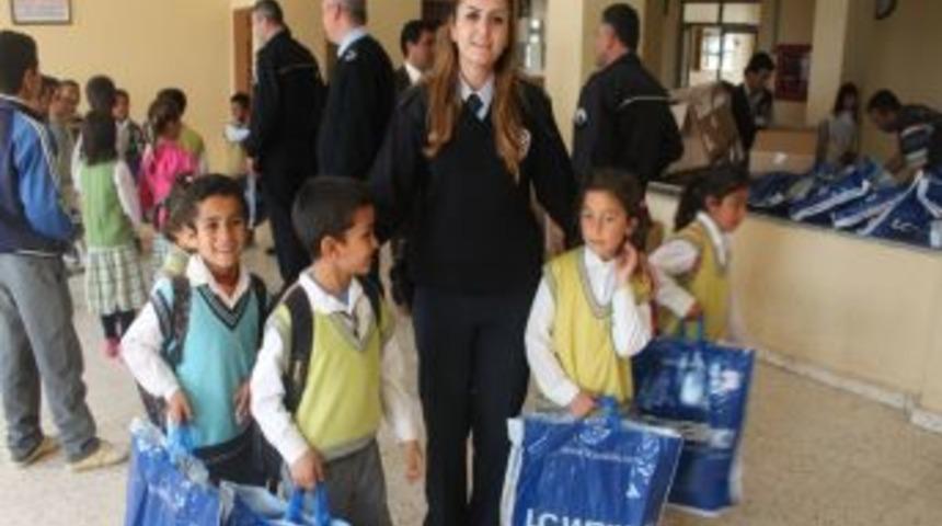 Polis amca, 2 bin 200 ihtiya&ccedil; sahibi &ouml;ğrenciyi sevindirdi