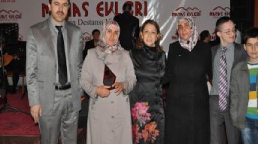 3 engelli &ccedil;ocuk annesine 'En Vefalı Anne' &ouml;d&uuml;l&uuml;