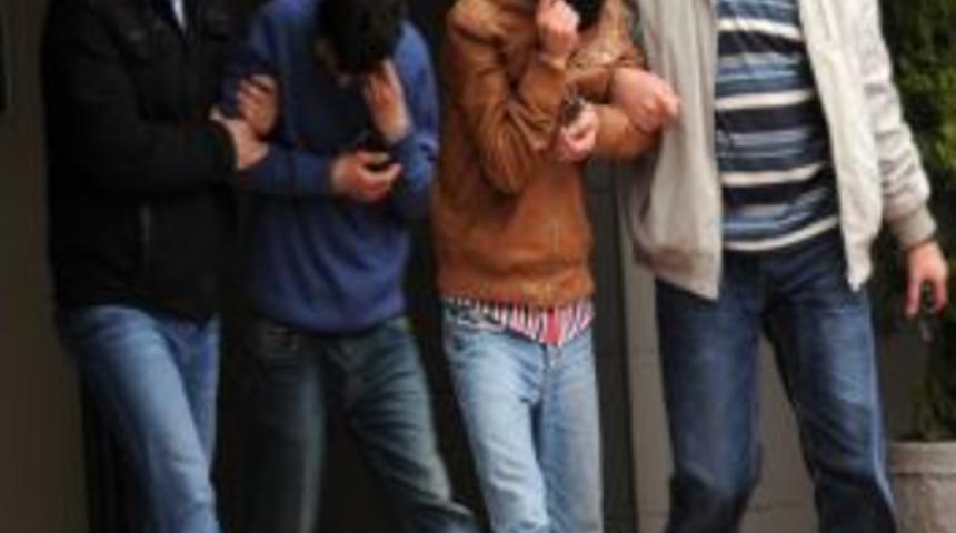 31 aracın lastiğini kesen iki kişi alkoll&uuml; &ccedil;ıktı