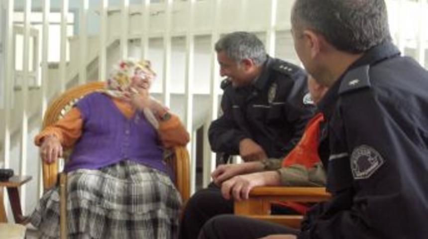 Polisler şehit aileleri ve yaşlıları unutmadı