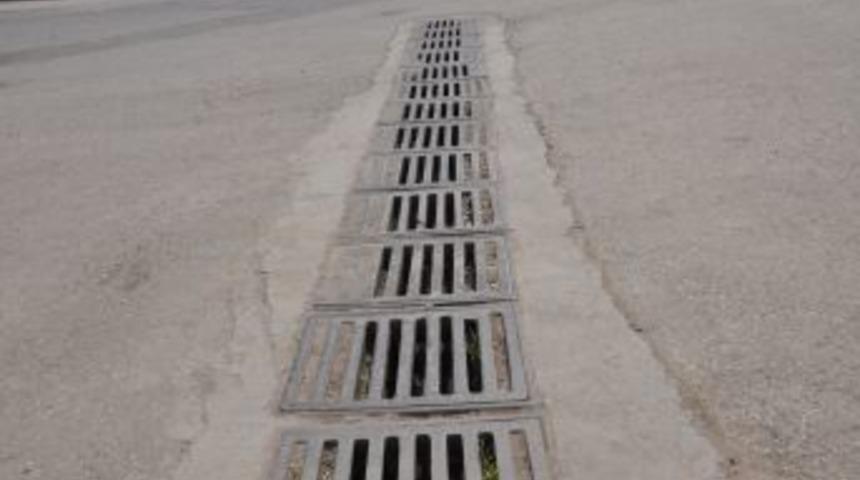 Aynı anda 30 ayrı noktada kanalizasyon kapaklarını &ccedil;aldılar