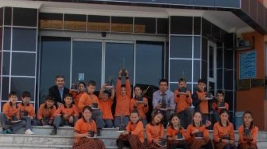 Tire &Ouml;zel Bilgi İlk&ouml;ğretim Okulu &ouml;ğrencileri, 266 fidanı toprakla buluşturdu