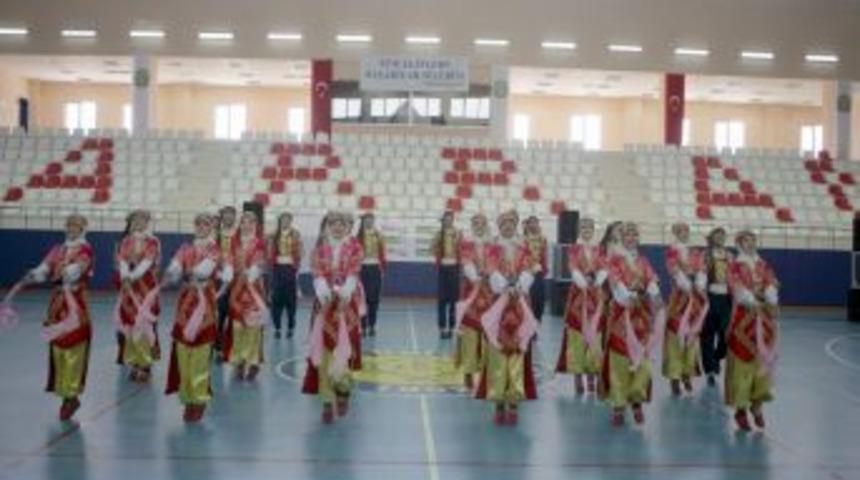 &Uuml;niversiteler Arası Halk Oyunları Yarışması Başladı