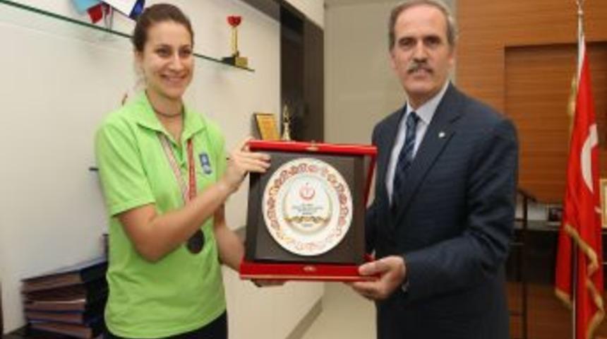 Başkan Altepe, birinci lige &ccedil;ıkan bayan voleybolcuları kabul etti