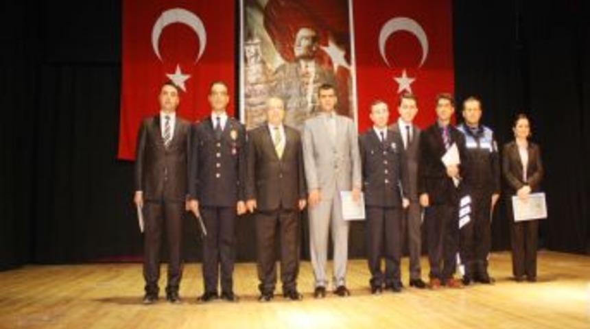 Polisin işaret dilli tiyatro oyunu beğenildi