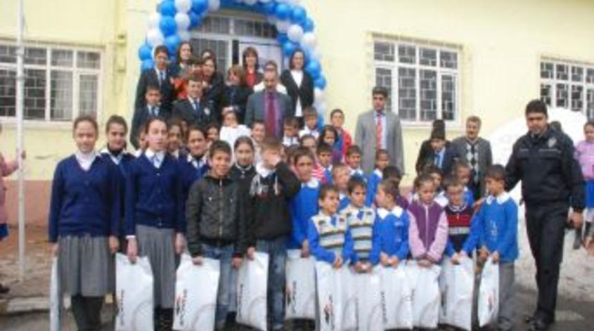 Polis Eşlerinden &Ouml;ğrencilere Yardım