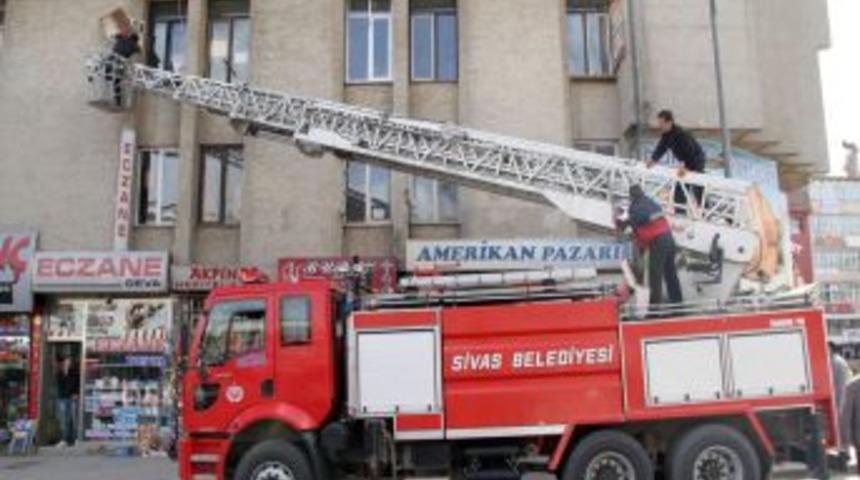 Sivas'ta şiddetli r&uuml;zgardan &ccedil;atılar u&ccedil;tu